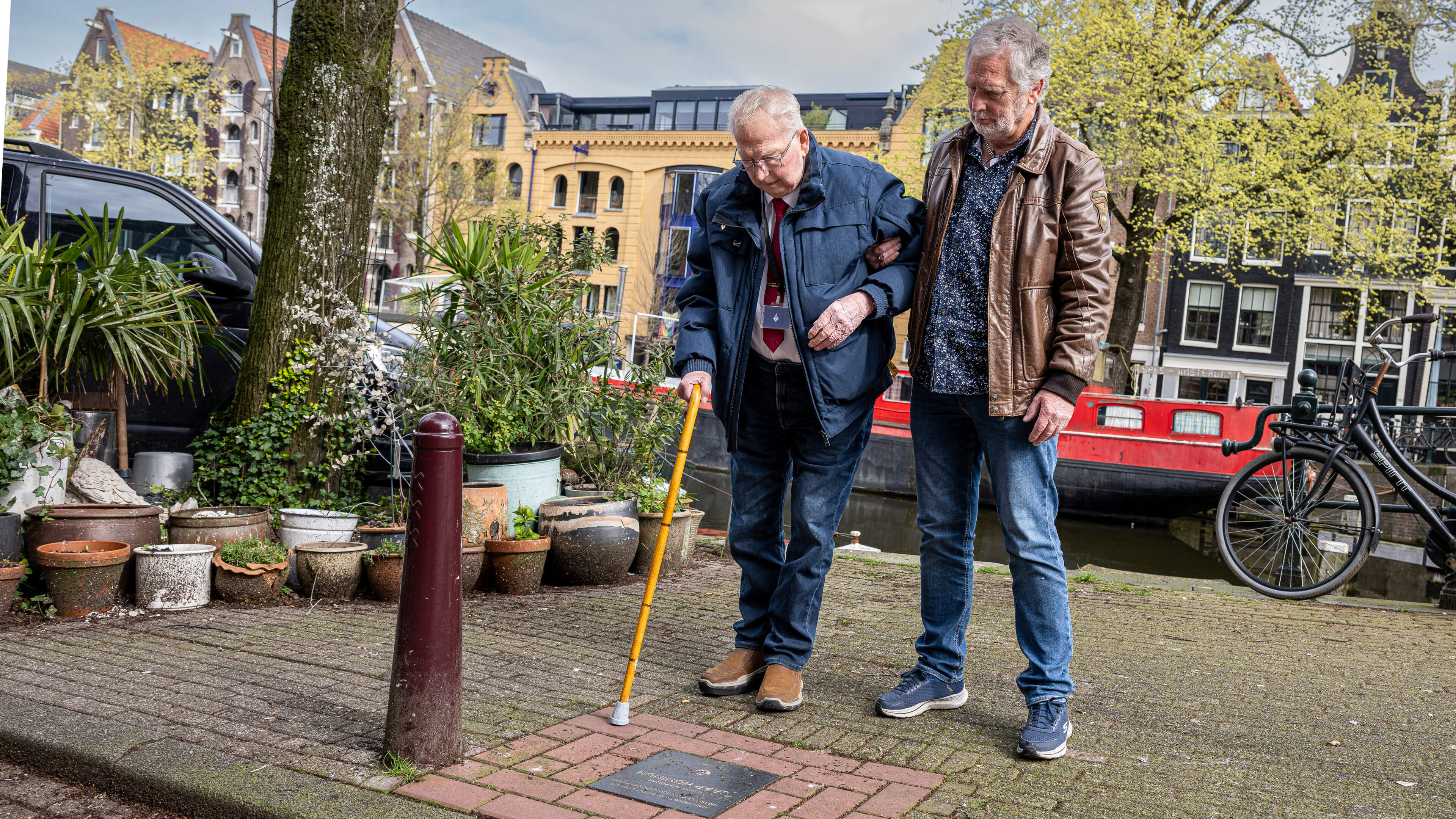Bijna 90-jarig gijzelingsslachtoffer keert terug naar plek waar agent Jaap Honingh in 1982 werd doodgeschoten: ’Ben hier nooit meer geweest’